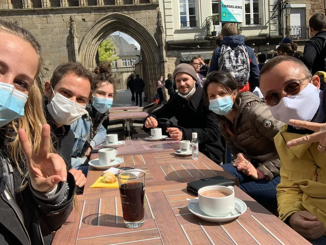 L'équipe d'Hit West en terrasse à Dinan ce matin 